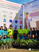 The current image has no alternative text. The file name is: uma-berkontribusi-dalam-peringatan-hari-bumi-2025-dengan-menyerahkan-4000-bibit-pohon-aren-genjah.jpg